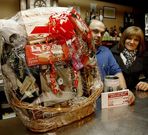 Una de las cestas que se sortea puede verse en O Refugio.