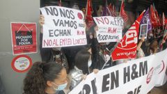 Los trabajadores de H&M se concentraron este sbado a las puertas de Oden