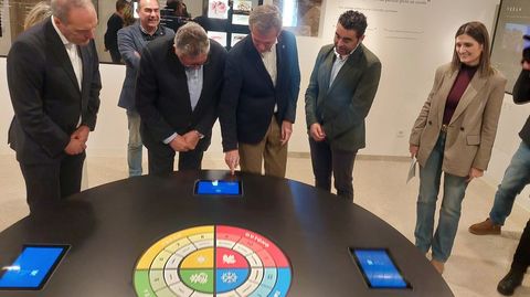 Telmo Marn, alcalde de Sanxenxo, y Alfonso Rueda, presidente de la Xunta, juegan con la rueda de alimentos para una dieta sana en el pazo de Quintns