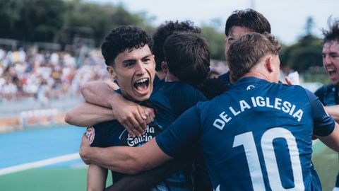 Andr�s Anta��n celebra el gol que vali� el empate al Celta Fortuna ante el Europa en la ida de la semifinal del �playoff� por el ascenso a Segunda.
