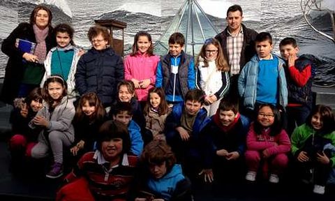 Javier Couto acompa a los escolares de Malpica en su recorrido por el museo cormeln.