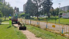 Trabajos de desmontaje de los bancos de piedra que hay a lo largo del paseo de Valle Incl�n, la zona cubierta del Gafos en Campolongo.