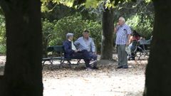 Un grupo de jubilados charla en la Alameda de Santiago, ciudad suma m�s de 20.500 pensionistas