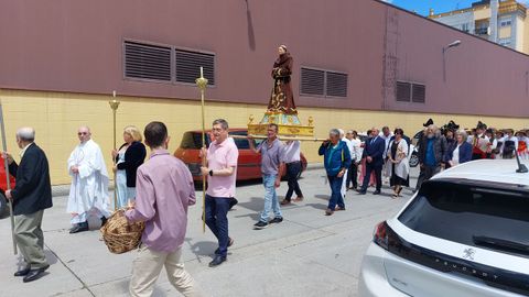 Otro aspecto del recorrido de la procesin por el entorno de la iglesia