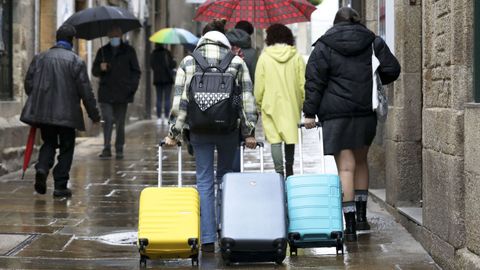 Turistas con maletas en la Rúa do Franco, en Santiago, el pasado mes de noviembre