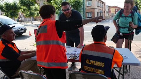 Voluntarios de Proteccin Civil, en un punto de informacin a los peregrinos
