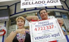 En la imagen, los loteros de Carrefour celebrando que hab�an sellado la primitiva. 