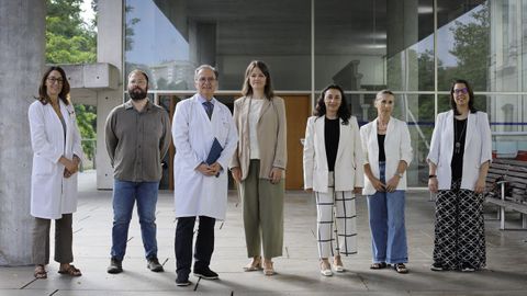 Desde la izquierda, Mar Castellanos, jefa de Neurología del Chuac y directora científica del Inibic; Juan Fafián, químico e investigador en terapia celular contra el envejecimiento; Francisco Blanco, jefe de sección de Reumatología Clínica y Traslacional del Chuac; Ana Lista, investigadora en fisioterapia respiratoria; María Arufe, bióloga e investigadora en células madre; Bertha Guijarro, informática e investigadora en test de salud fetal, y Vanessa Valdiglesias, bióloga e investigadora en nanotoxicología. Todos son profesores de la UDC