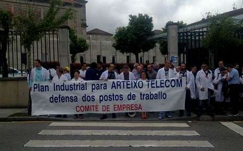 La mayor parte de la plantilla se concentro ayer frente a San Caetano.