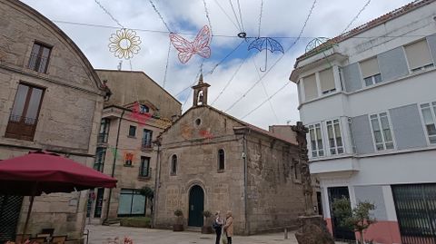 Instalaci�n del novedoso alumbrado de la Pascua en una calle de Padr�n