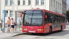 Autob�s de la empresa Tranv�as a su paso por la Autoridad Portuaria.