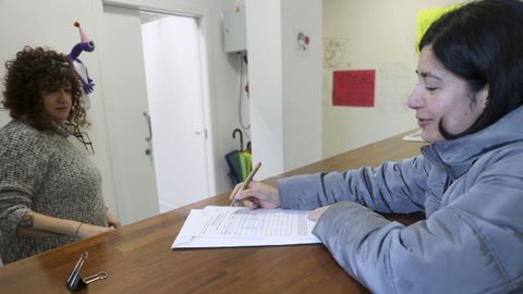 Una vecina firma contra los narcopisos en Santa Marta