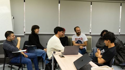 Talleres formativos. Sesin do obradoiro Cine rachado e consciente na praza do teu pobo, que imparte o cineasta lvaro Gago (na imaxe, con barba e camiseta de manga curta) no marco do festival pontevedrs Novos Cinemas e que conta co apoio da Universidade de Vigo.