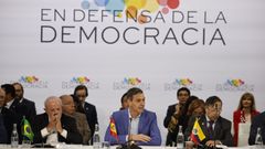 Pedro S�nchez, flanqueado por Lula da Silva y Gustavo Petro, durante la cumbre celebrada en Barcelona.