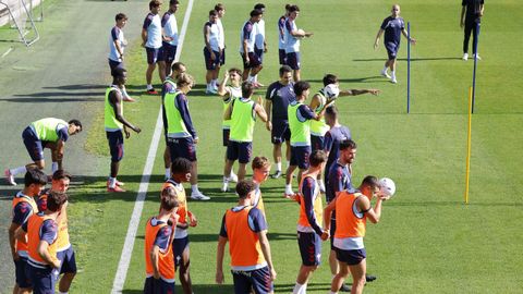Los c�lticos, en el inicio del entrenamiento previo al partido con el Racing de Santander.