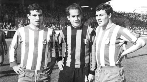 Luis Suárez Miramontes regresó a Riazor en 1966 vistiendo la camiseta del Inter de Milán. El Arquitecto (en el centro) junto a Manolete y Loureda.