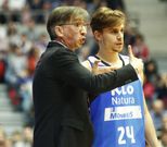 Moncho Fern�ndez da instrucciones a C�rdenas. 