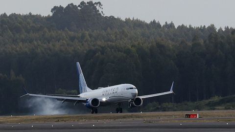 El avi�n de United que cubre la ruta desde Newark, un Boeing 737 MAX 8, ayer aterrizando en el aeropuerto de Santiago. 