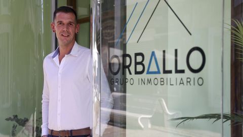Alejandro Ur�a, a las puertas de su inmobiliara, Orballo, en la calle Galiano