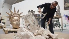 El artista madrile�o Fernando S�nchez Castillo, dando los �ltimos toques a una de sus obras en el estudio que instal� en la muestra del palacio Vel�zquez, un espacio restaurado y que reabre para muestras temporales.