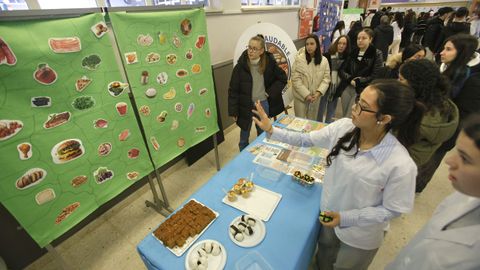 Estand, convertido en t�mbola, que pretende dar a conocer el valor nutricional de los alimentos