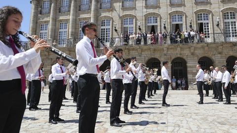 As bandas das d�as localidades interpretaron un par de pezas cada unha e logo un�ronse nunha �nica formaci�n para interpretar o himno galego, como remate do acto.