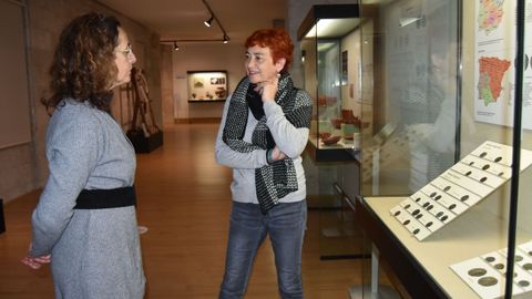 Maite Ferreiro y Aurelia Balseiro en la sala numismtica del Museo Provincial de Lugo