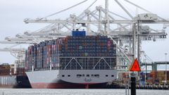 Un barco con contenedroes en el puerto californiano de Oakland, un da antes de la entrada en vigor de lo aranceles a los productos chinos.