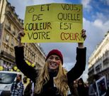 Uno de los lemas antirracistas que pudo leerse en Par�s: ��De qu� color es tu coraz�n?�.