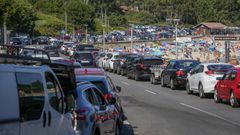 Las inmediaciones de la playa de A Lombia-Cabo, atestada de coches.