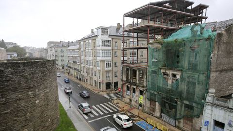 EDIFICIOS, UNO EN RUINA Y OTRO EN CONSTRUCCION EN LA CONFLUENCIA DE LA RONDA DA MURALLA CON LA RUA NICOMEDES PASTOR DIAZ
FEISMO, PATRIMONIO, URBANISMO