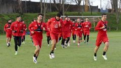 �lex L�pez, a la derecha en un entrenamiento en A G�ndara, es duda para la salida a Gij�n