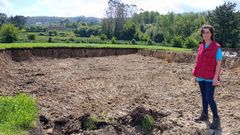 La ganadera Raquel Surez, que posa en la zanja donde tena pensado construir una nueva balsa de purn, tiene miedo a perder la ayuda.