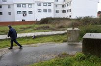 El acceso a uno de los viales del AR-7 pendientes de acabar se impide con bloques de hormig�n. 