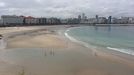 La intensa marea viva de estos d�as permite que Orz�n y Riazor sean una sola playa durante la bajamar.