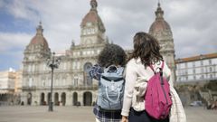 Dos turistas en la plaza de Mara Pita