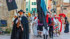 Mazcaritos d' Uviu recorren las calles de la capital asturiana para rememorar el antroxu tradicional