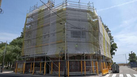 La antigua sede de Telef�nica en Agui�o se encuentra en obras para rehabilitar su fachada