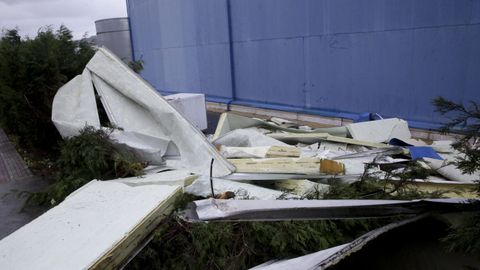 Restos del tejado de la fbrica en Arteixo, enfrente de Pescanova