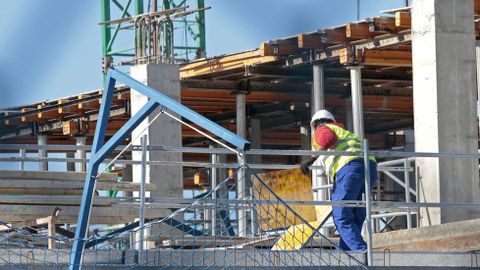 EL PRESIDENTE DE LA XUNTA ALFONSO RUEDA Y EL ALCALDE DE PONTEVEDRA MIGUEL ANXO FERNANDEZ LORES VISITAN LAS OBRAS DEL HOSPITAL GRAN MONTECELO
