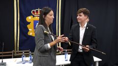 PLENO MOCION DE CENSURA EN EL CONCELLO DE RIBEIRA, DONDE LUIS PEREZ BARRAL ALCALDE DEL BNG CEDE EL BASTON DE MANDO A LA NUEVA ALCALDESA MARIA JOSE SAMPEDRO CANDIDATA DEL PP, PRIMERA MUJER EN ESTE PUESTO..La nueva alcaldesa de Ribeira, Mara Sampedro, recibe el bastn de mando a manos del exregidor nacionalista Lus Prez.