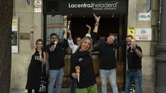 Mar�a Caldelas, junto a su equipo en la helader�a de O Paseo de Ourense