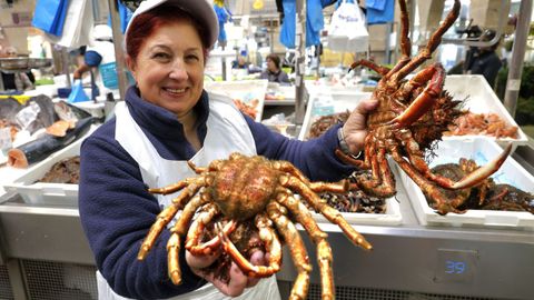 Margarita Barreiro, con dos centollas, en su puesto del mercado de Pontevedra