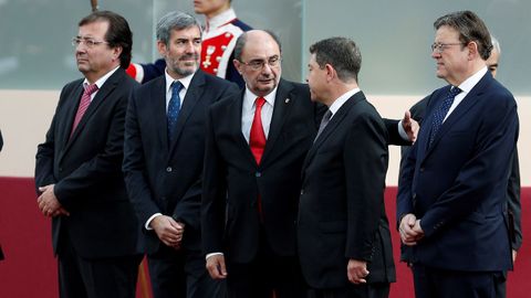 Desfile del Dia de la Fiesta Nacional: Guillermo Fernández-Vara, Fernando Clavijo, Javier Lambán, Emiliano Garciá-Page y Ximo Puig