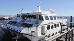 La puerta por la que cay� el hombre. La embarcaci�n es una de las muchas que operan en el puerto de O Grove ofreciendo visitas por la r�a a los turistas. Esta, concretamente, dispone de cenas nocturnas mientras navega. El hombre abri� esta puerta y se precipit� al mar.