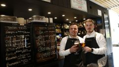 Dos j�venes de Teo, Rub�n y Miguel, dirigen la Cafeter�a Ramallosa, que abri� sus puertas hace apenas dos meses y ya es conocida por sus ca�as y sus tostas parroquiales. El establecimiento abre todos los d�as de 7 a 23 horas (excepto los martes), tiene una terraza exterior con 8 mesas y est� previsto en un futuro habilitar el jard�n trasero (que pertenec�a al antiguo vivero) con m�s mesas y un parque infantil.