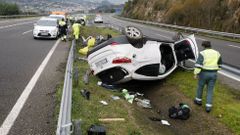 Accidente por salida de v�a sin v�ctimas en Ourense. 