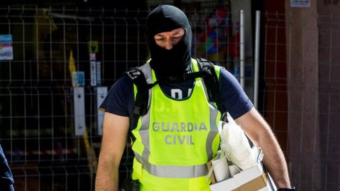 Agentes de la Guardia Civil durente un registro en Barcelona