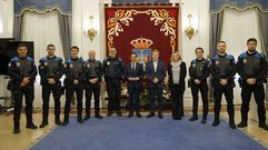 Foto de familia tras la toma de posesi�n de siete nuevos polic�as locales, que se incorporan al cuerpo de seguridad ferrolano.