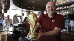 La r�plica de la Copap del Mundo que gan� Espa�a, en el mes�n K2 en Covas
